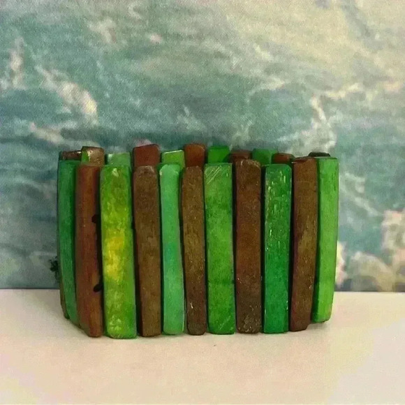 🐳 Green and Brown Wooden Striped Stretch Bracelet - Picture 1 of 15